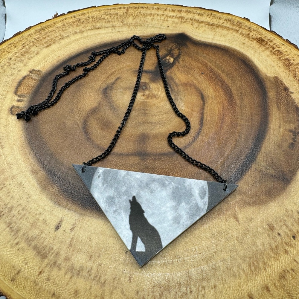 Fashion Necklace with Wolf Depiction‎